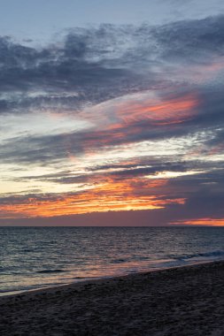 Sahilde nefes kesici bir gün batımı. Ufuk çizgisine giden alacakaranlık manzarası. Atlantik kıyısında Rota, Costa de la Lutz, Cdiz, Endülüs, İspanya yakınlarındaki manzara görüntüleri.