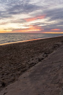 Sahilde nefes kesici bir gün batımı. Ufuk çizgisine giden alacakaranlık manzarası. Atlantik kıyısında Rota, Costa de la Lutz, Cdiz, Endülüs, İspanya yakınlarındaki manzara görüntüleri.