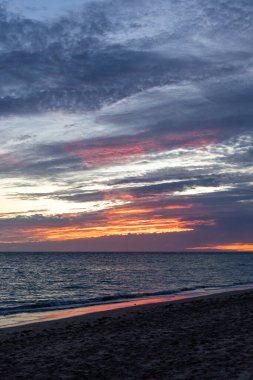 Sahilde nefes kesici bir gün batımı. Ufuk çizgisine giden alacakaranlık manzarası. Atlantik kıyısında Rota, Costa de la Lutz, Cdiz, Endülüs, İspanya yakınlarındaki manzara görüntüleri.