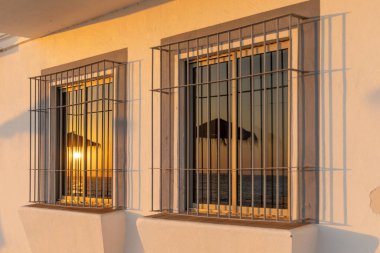 Sahilde güzel bir gün batımı. Gökyüzü ve manzara beyaz bir yüzün penceresine yansıyor. Rota, Costa de la Lutz, Cadiz, Endülüs, İspanya.