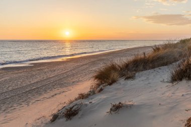Sahilde nefes kesici bir gün batımı. Sahile, denize, Rota 'daki ufka, Costa de la Lutz' a, Cdiz 'e, Endülüs' e bakan doğa rezervlerine bakın..