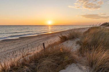 Sahilde nefes kesici bir gün batımı. Sahile, denize, Rota 'daki ufka, Costa de la Lutz' a, Cdiz 'e, Endülüs' e bakan doğa rezervlerine bakın..