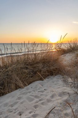 Sahilde nefes kesici bir gün batımı. Sahile, denize, Rota 'daki ufka, Costa de la Lutz' a, Cdiz 'e, Endülüs' e bakan doğa rezervlerine bakın..