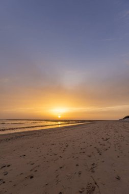 Sahilde nefes kesici bir gün batımı. Ufuktaki denizin üzerinde batan güneşin kumsalını seyret. Atlantik kıyısında Rota, Costa de la Lutz, Cdiz, Endülüs, İspanya yakınlarındaki manzara görüntüleri.