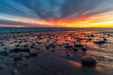Sahilde nefes kesici bir gün batımı. Gökyüzü en güzel renklerle parıldıyor. Sahilden denize ve ufuk çizgisine bakın Rota, Costa de la Lutz, Cdiz, Endülüs, İspanya.
