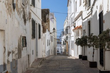 Şehir, sokaklar, dar sokaklar, Akdeniz 'de harika bir şehir hayatı. Tarifa, Costa de la Luz, Cdiz, Endülüs, İspanya