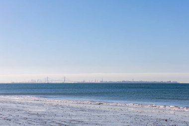 Güzel, güzel, geniş kumlu bir sahil, Atlantik kıyısında Rota, Playa de la Costilla, Costa de la Luz, Cadiz, Endülüs, İspanya manzaralı..