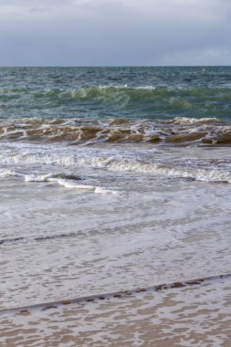 Güzel, güzel, geniş kumlu bir sahil, Atlantik kıyısında ıssız. Sabahın erken saatlerinde Rota, Playa de la Costilla, Costa de la Luz, Cdiz, Endülüs, İspanya.