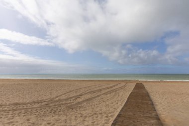 Güzel, güzel, geniş kumlu bir sahil, Atlantik kıyısında ıssız. Rota, Playa de la Costilla, Costa de la Luz, Cdiz, Endülüs, İspanya.