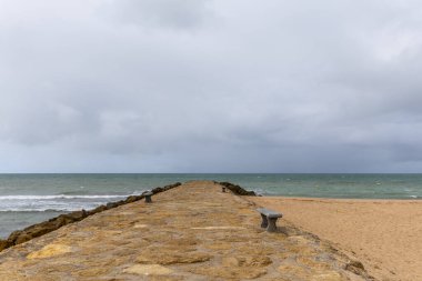 Güzel, güzel, geniş kumlu bir sahil, Atlantik kıyısında ıssız. Rota, Playa de la Costilla, Costa de la Luz, Cdiz, Endülüs, İspanya.