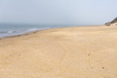 Güzel, güzel, geniş kumlu bir sahil, Atlantik kıyısında ıssız. Sabahın erken saatlerinde Rota, Playa de la Costilla, Costa de la Luz, Cdiz, Endülüs, İspanya.