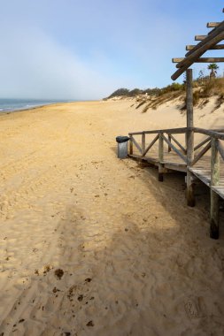 Güzel, güzel, geniş kumlu bir sahil, Atlantik kıyısında ıssız. Sabahın erken saatlerinde Rota, Playa de la Costilla, Costa de la Luz, Cdiz, Endülüs, İspanya.
