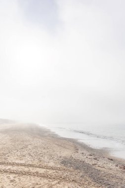 Güzel, güzel, geniş kumlu bir sahil, Atlantik kıyısında ıssız. Sabahın erken saatlerinde Rota, Playa de la Costilla, Costa de la Luz, Cdiz, Endülüs, İspanya.