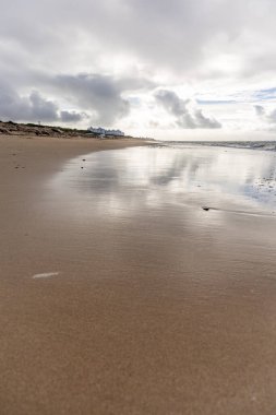 Güzel, güzel, geniş kumlu bir sahil, Atlantik kıyısında ıssız. Gökyüzü Rota 'ya doğru, bulutlu gökyüzü Playa de la Costilla, Costa de la Luz, Cadiz, Endülüs, İspanya.