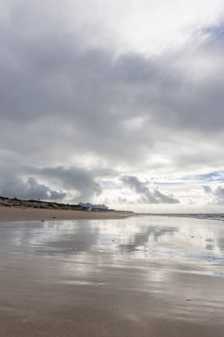 Güzel, güzel, geniş kumlu bir sahil, Atlantik kıyısında ıssız. Gökyüzü Rota 'ya doğru, bulutlu gökyüzü Playa de la Costilla, Costa de la Luz, Cadiz, Endülüs, İspanya.