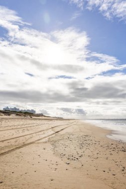 Güzel, güzel, geniş kumlu bir sahil, Atlantik kıyısında ıssız. Gökyüzü Rota 'ya doğru, bulutlu gökyüzü Playa de la Costilla, Costa de la Luz, Cadiz, Endülüs, İspanya.