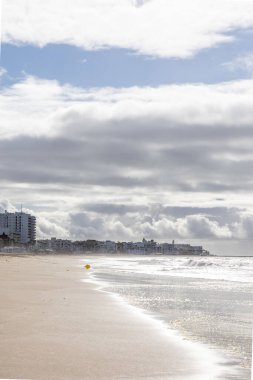 Ein wunderschner, feiner, breiter Sandstrand, menschenleer an der Atlantikkste. Blick auf die Skyline und in Richtung Rota, wolkenhimmel an der Playa de la Costilla, Costa de la Luz, Cdiz, Andalusien, Spanien.