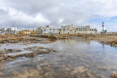 Güzel, güzel, geniş kumlu bir sahil, Atlantik kıyısında ıssız. Gökyüzü Rota 'ya doğru, bulutlu gökyüzü Playa de la Costilla, Costa de la Luz, Cadiz, Endülüs, İspanya.