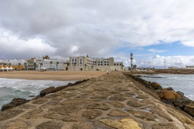 Güzel, güzel, geniş kumlu bir sahil, Atlantik kıyısında ıssız. Gökyüzü Rota 'ya doğru, bulutlu gökyüzü Playa de la Costilla, Costa de la Luz, Cadiz, Endülüs, İspanya.