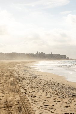 Güzel, güzel, geniş kumlu bir sahil, Atlantik kıyısında ıssız. Gökyüzü manzarası ve Rota 'ya doğru sabah sisi Playa de la Costilla, Costa de la Luz, Cdiz, Endülüs, İspanya.