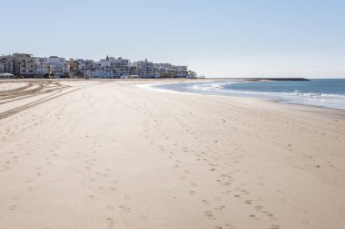 Güzel, güzel, geniş kumlu bir sahil, Atlantik kıyısında ıssız. Gökyüzü manzarası ve Rota, Playa de la Costilla, Costa de la Luz, Cadiz, Endülüs, İspanya.
