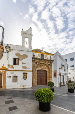Küçük kilise ya da kilise ihtiyatlı bir şekilde bir dizi eve yerleştirilmiştir. Capilla de la Caridad, Rota, Cdiz, Endülüs, İspanya 'nın göbeğinde.