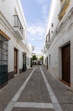 Beyaz Akdeniz tarzında güzel, eski bir kasaba. Cdiz, Endülüs, İspanya yakınlarındaki Rota kentsel bölgesinde dar sokaklar ve eski bina cepheleri.