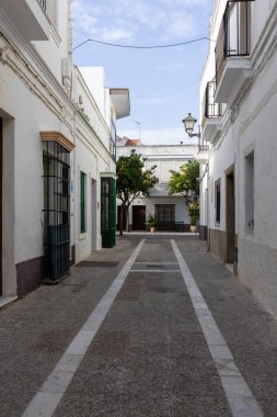 Beyaz Akdeniz tarzında güzel, eski bir kasaba. Cdiz, Endülüs, İspanya yakınlarındaki Rota kentsel bölgesinde dar sokaklar ve eski bina cepheleri.