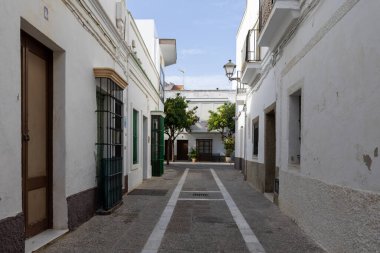 Beyaz Akdeniz tarzında güzel, eski bir kasaba. Cdiz, Endülüs, İspanya yakınlarındaki Rota kentsel bölgesinde dar sokaklar ve eski bina cepheleri.