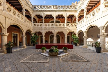 Gotik ve Arap unsurları olan muhteşem bir kale, Castillo de Luna, Şehir Sarayı Castillo de Luna, Rota, Cdiz, Endülüs, İspanya.
