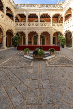 Gotik ve Arap unsurları olan muhteşem bir kale, Castillo de Luna, Şehir Sarayı Castillo de Luna, Rota, Cdiz, Endülüs, İspanya.
