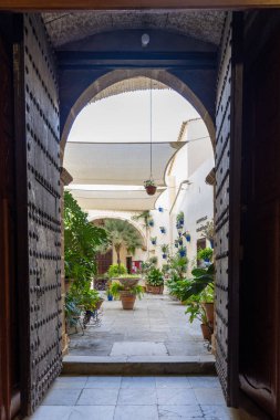 Eski ve güzel Katolik kilisesi, Parroquia Nuestra Seora de la O 'nun avlusunda bahçe, Agrupacion Parroquial Virgen de la Merceds, Rota' nın kalbinde, Cdiz, Endülüs, İspanya.