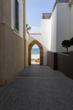 Beyaz Akdeniz tarzında güzel, eski bir kasaba. Cdiz, Endülüs, İspanya yakınlarındaki Rota kentsel bölgesinde dar sokaklar ve eski bina cepheleri.