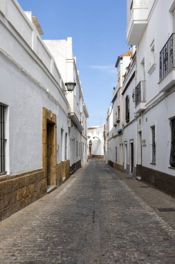 Beyaz Akdeniz tarzında güzel, eski bir kasaba. Cdiz, Endülüs, İspanya yakınlarındaki Rota kentsel bölgesinde dar sokaklar ve eski bina cepheleri.