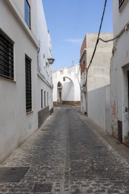 Beyaz Akdeniz tarzında güzel, eski bir kasaba. Cdiz, Endülüs, İspanya yakınlarındaki Rota kentsel bölgesinde dar sokaklar ve eski bina cepheleri.