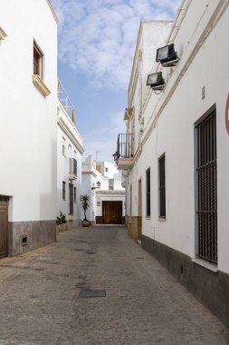 Beyaz Akdeniz tarzında güzel, eski bir kasaba. Cdiz, Endülüs, İspanya yakınlarındaki Rota kentsel bölgesinde dar sokaklar ve eski bina cepheleri.