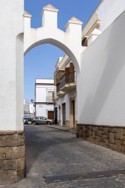 Beyaz Akdeniz tarzında güzel, eski bir kasaba. Cdiz, Endülüs, İspanya yakınlarındaki Rota kentsel bölgesinde dar sokaklar ve eski bina cepheleri.