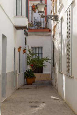 Beyaz Akdeniz tarzında güzel, eski bir kasaba. Cdiz, Endülüs, İspanya yakınlarındaki Rota kentsel bölgesinde dar sokaklar ve eski bina cepheleri.