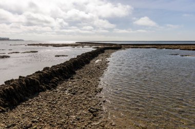 Sahile bakan uzun duvarlarla çevrili antik kumtaşı havuzları olan büyüleyici bir doğal anıt. Los Corrales de Rota, Cdiz, Endülüs, İspanya