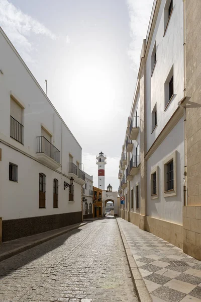 Beyaz Akdeniz tarzında güzel, eski bir kasaba. Cdiz, Endülüs, İspanya yakınlarındaki Rota kentsel bölgesinde dar sokaklar ve eski bina cepheleri.