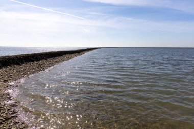 Deniz hayvanlarının sular çekildiğinde yıkandığı uzun duvarlarla inşa edilmiş antik kumtaşı havuzları olan büyüleyici bir doğal anıt. Los Corrales de Rota, Cadiz, Endülüs, İspanya