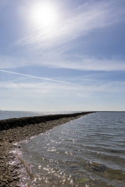 Deniz hayvanlarının sular çekildiğinde yıkandığı uzun duvarlarla inşa edilmiş antik kumtaşı havuzları olan büyüleyici bir doğal anıt. Los Corrales de Rota, Cadiz, Endülüs, İspanya