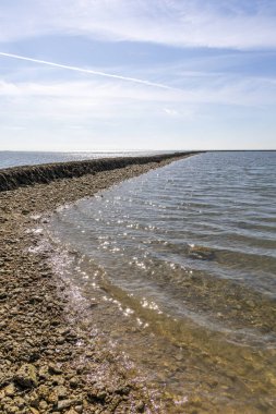 Deniz hayvanlarının sular çekildiğinde yıkandığı uzun duvarlarla inşa edilmiş antik kumtaşı havuzları olan büyüleyici bir doğal anıt. Los Corrales de Rota, Cadiz, Endülüs, İspanya