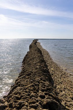 Deniz hayvanlarının sular çekildiğinde yıkandığı uzun duvarlarla inşa edilmiş antik kumtaşı havuzları olan büyüleyici bir doğal anıt. Los Corrales de Rota, Cadiz, Endülüs, İspanya