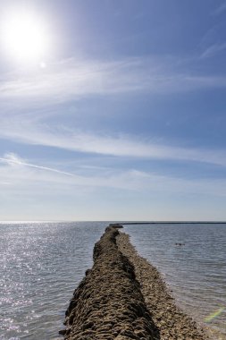 Deniz hayvanlarının sular çekildiğinde yıkandığı uzun duvarlarla inşa edilmiş antik kumtaşı havuzları olan büyüleyici bir doğal anıt. Los Corrales de Rota, Cadiz, Endülüs, İspanya