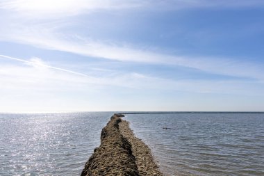 Deniz hayvanlarının sular çekildiğinde yıkandığı uzun duvarlarla inşa edilmiş antik kumtaşı havuzları olan büyüleyici bir doğal anıt. Los Corrales de Rota, Cadiz, Endülüs, İspanya