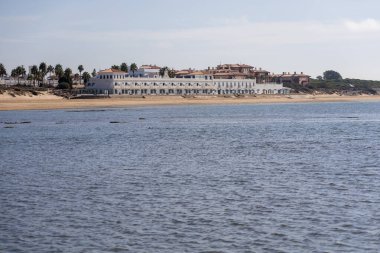 Sahile bakan uzun duvarlarla çevrili antik kumtaşı havuzları olan büyüleyici bir doğal anıt. Los Corrales de Rota, Cdiz, Endülüs, İspanya