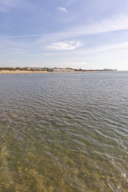 Sahile bakan uzun duvarlarla çevrili antik kumtaşı havuzları olan büyüleyici bir doğal anıt. Los Corrales de Rota, Cdiz, Endülüs, İspanya
