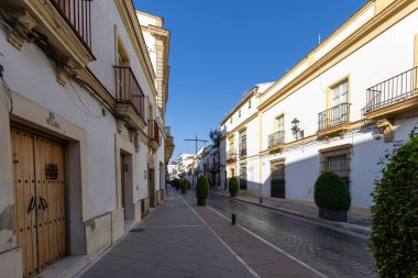 Sabah eski binalarla eski caddeleri seyredeceğiz. Tarihi eski kentte güzel bir ışık, Jerez de la Frontera, Cdiz ili, Endülüs, İspanya.