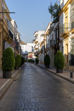 Sabah eski binalarla eski caddeleri seyredeceğiz. Tarihi eski kentte güzel bir ışık, Jerez de la Frontera, Cdiz ili, Endülüs, İspanya.